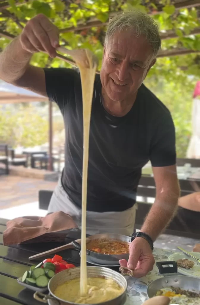 Parpali bodrum'da serpme kahvaltıda kuymak (muhlama)